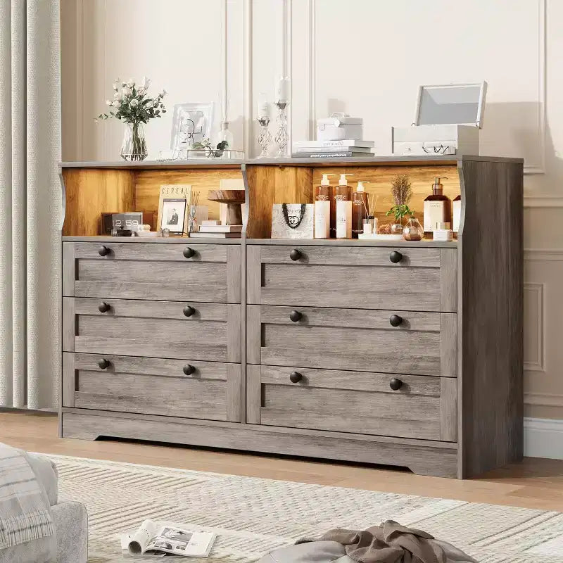 Cassettiera a 6 cassetti con LED e ciabatta elettrica, Comò e cassettiere con armadietto contenitore per camera da letto, Mobile TV in legno largo 55 cm