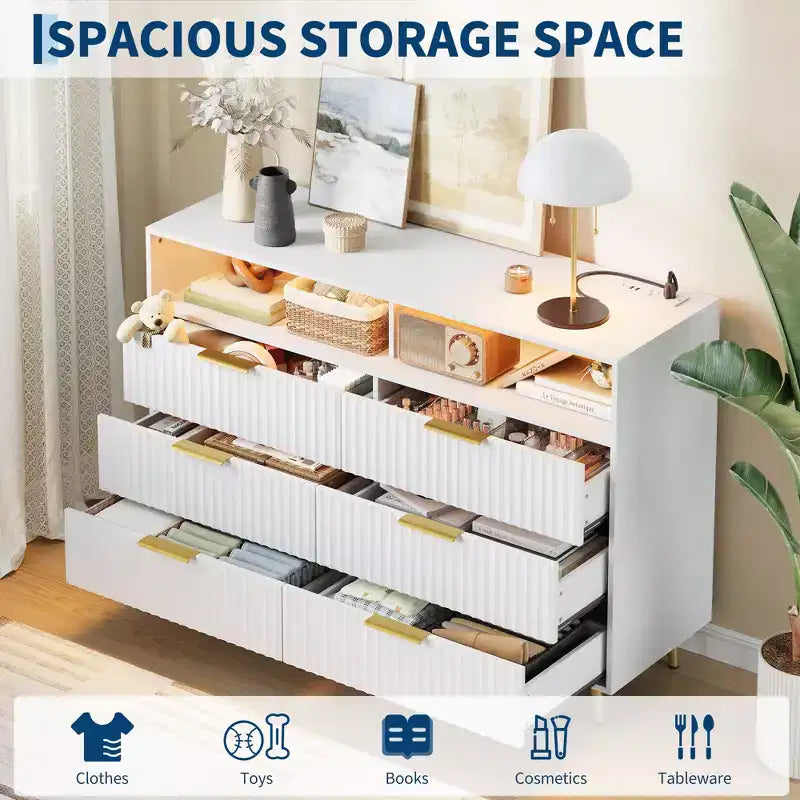 Cassettiera a 6 cassetti, cassettiere larghe 120 cm con luci LED e stazione di ricarica, design a profilo curvo, cassetti in legno scanalato per soggiorno, bianco
