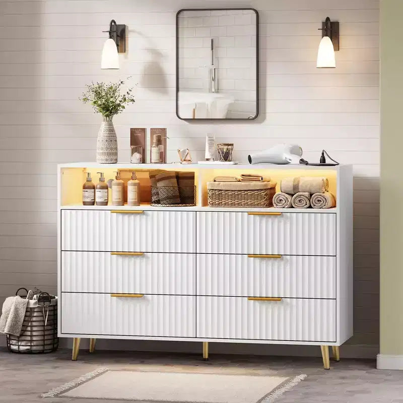 Cassettiera a 6 cassetti, cassettiere larghe 120 cm con luci LED e stazione di ricarica, design a profilo curvo, cassetti in legno scanalato per soggiorno, bianco